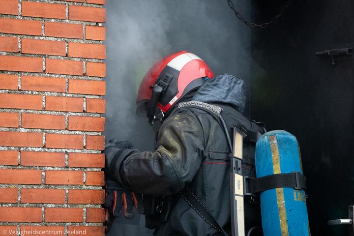 Binnenaanval met ademlucht bij een rokende deur