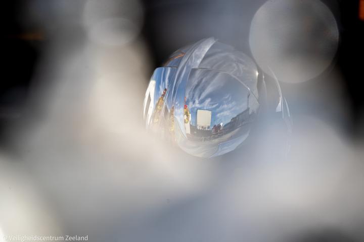 Reflectie in een brandweerhelm