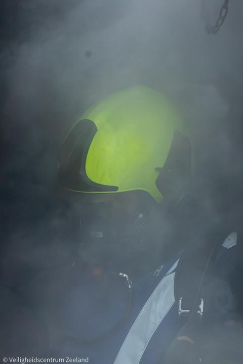 Brandweerhelm in de rook