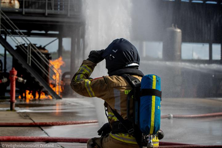 Brandweerman met ademlucht bij een installatiebrand