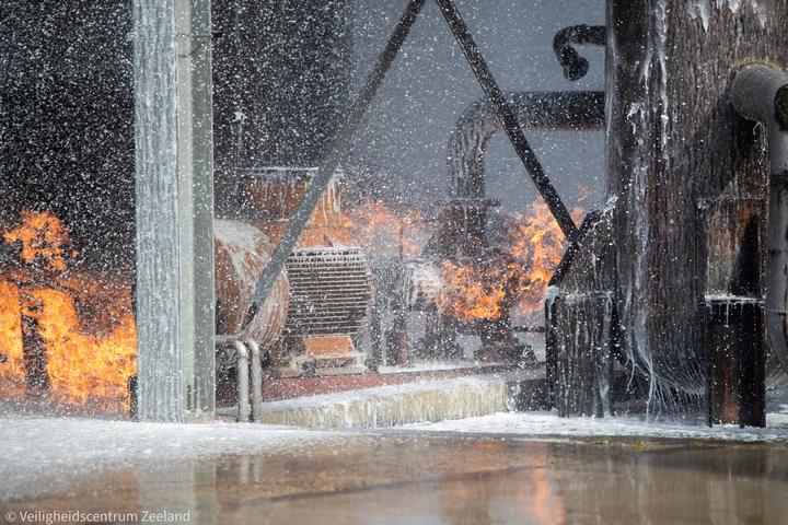 Brand in de industriële installatie onder een waterscherm