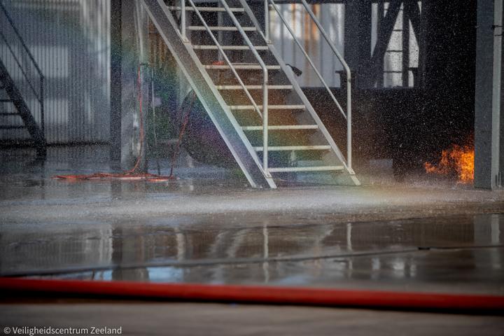 Regenboog in de waternevel bij de installatie