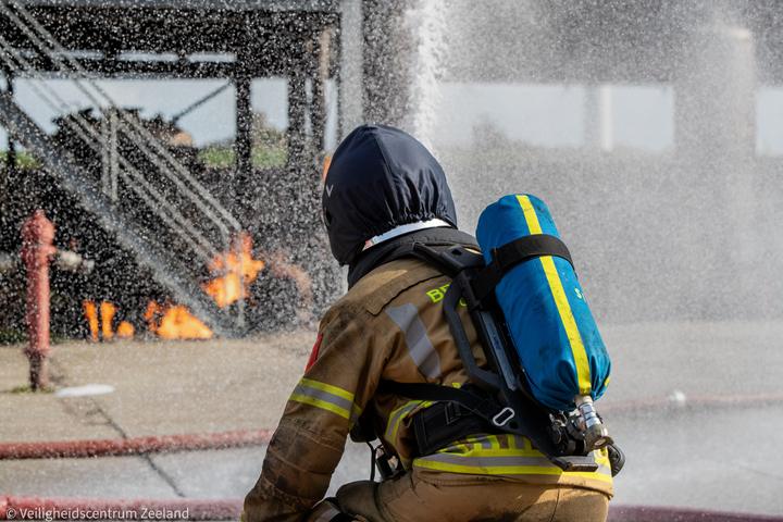 Brandweerman bij een waterscherm