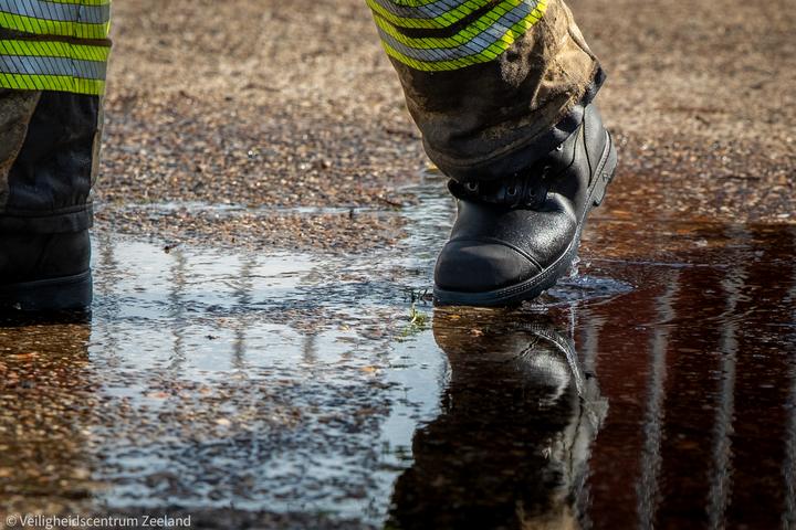 Brandweerlaarzen in het bluswater