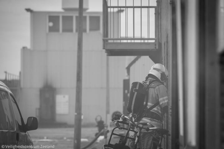 Brandweerman in de rook