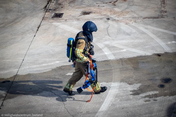 Brandweerman van bovenaf op het terrein