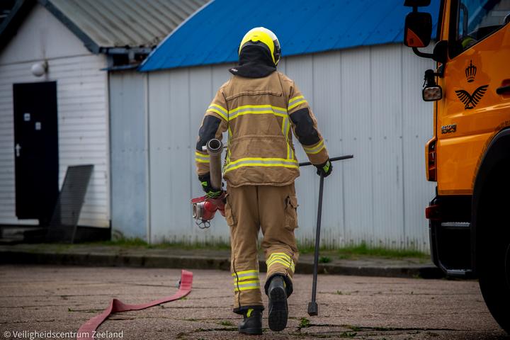 Brandweerman loopt over het oefenterrein