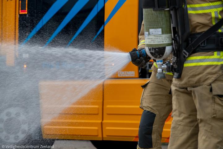 Waterafgifte tegen een oranje voertuig