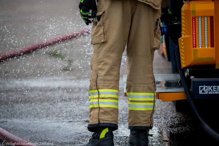 Waterafgifte naast het voertuig