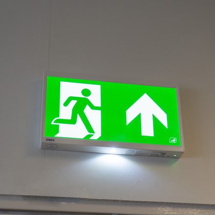 Vluchtwegaanduiding met noodverlichting